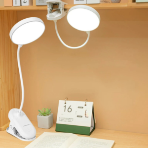 Lampe de chevet LED avec pince fixée sur une étagère, éclairant un bureau.