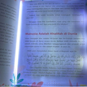 Lampe de lecture LED éclairant un texte religieux dans un livre.
