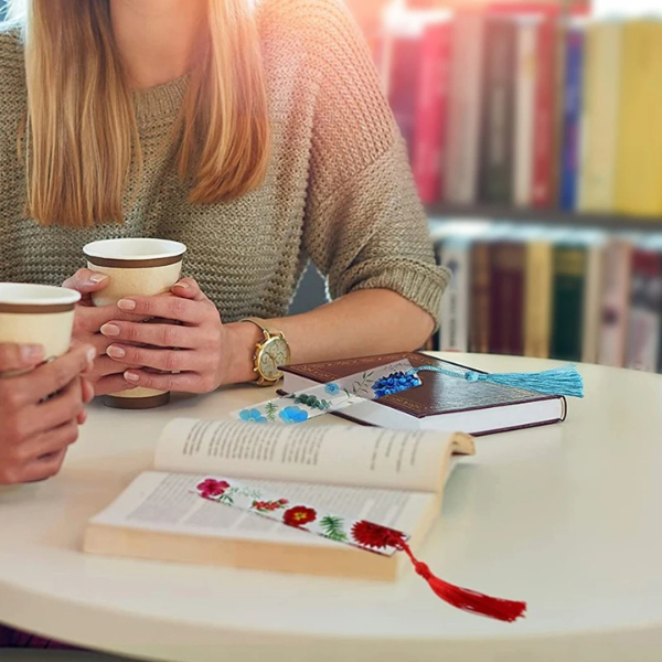 Marque page tissu placé sur un livre ouvert sur une table