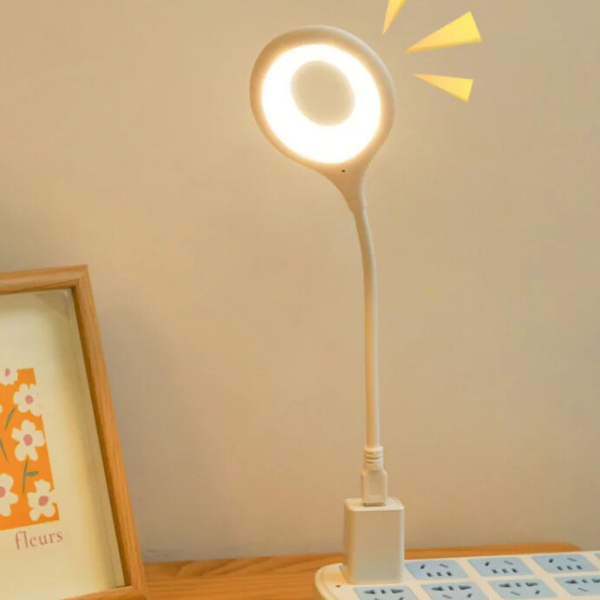 Lampe et liseuse pour chevet avec éclairage chaud, idéale pour une ambiance cosy.