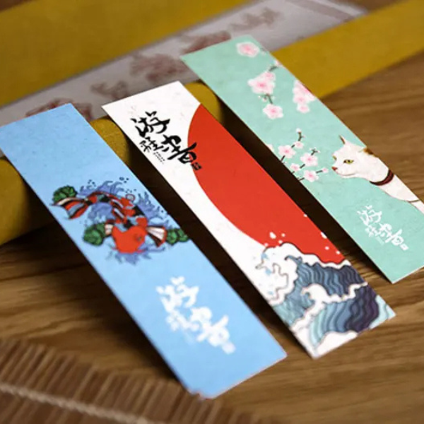 Marque pages kawaii japonais avec un chat blanc, une vague et un soleil rouge.