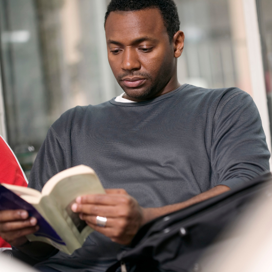 Combien de temps de lecture par jour ? 1 Un homme lisant un livre, illustrant combien de temps lire chaque jour