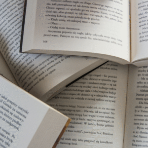 Pages de livres ouverts pour illustrer l’univers littéraire du roman Petit Pays de Gaël Faye.